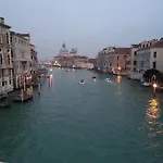 raggio di sole dietro piazza San Marco