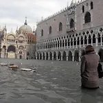 raggio di sole dietro piazza San Marco