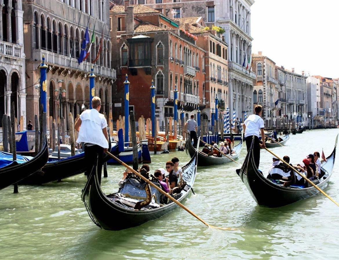 Raggio Di Sole Dietro Piazza San Marco Venezia
